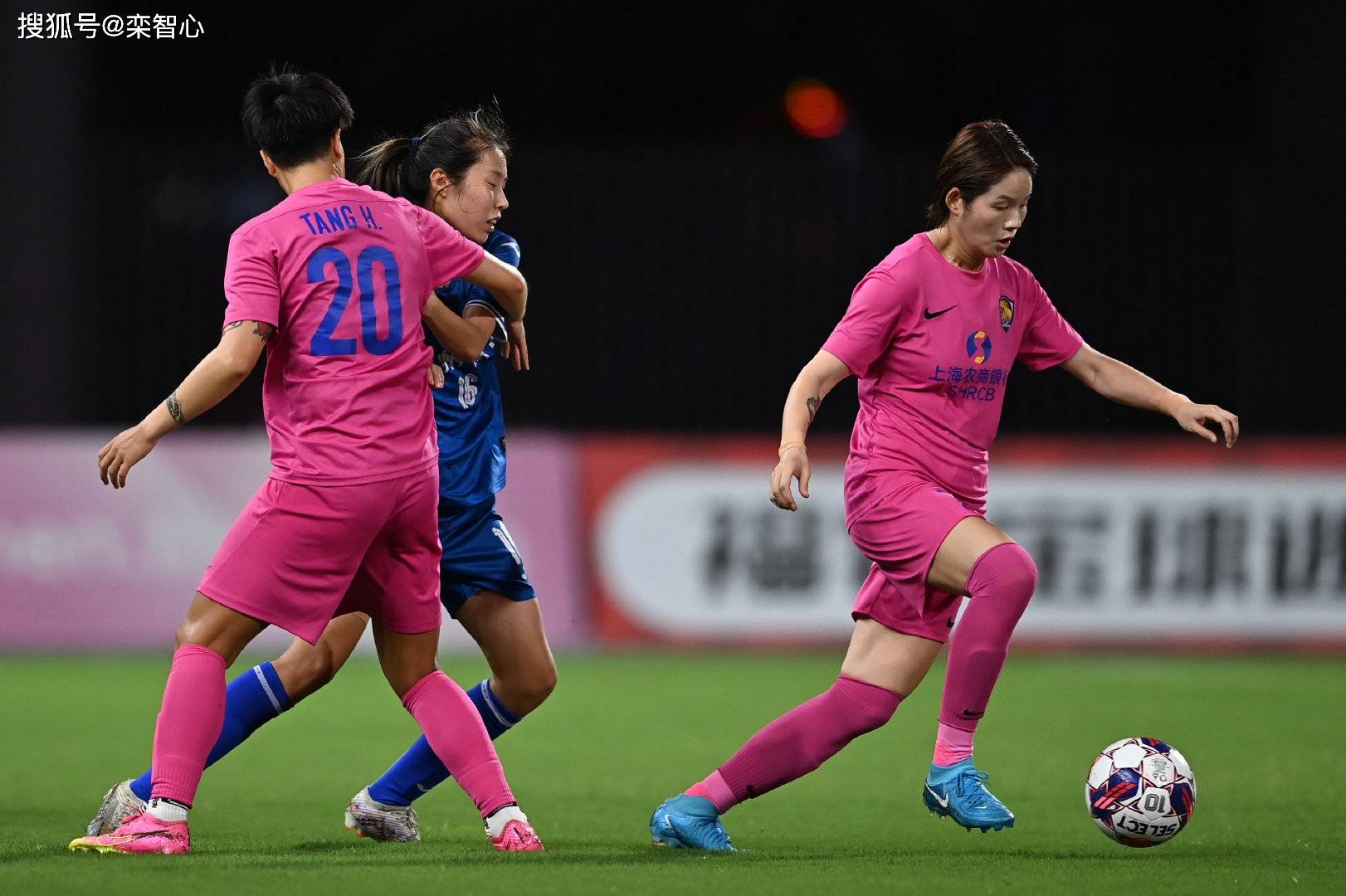包含女足赛场火爆上演，技战术配合出彩连胜领先的词条