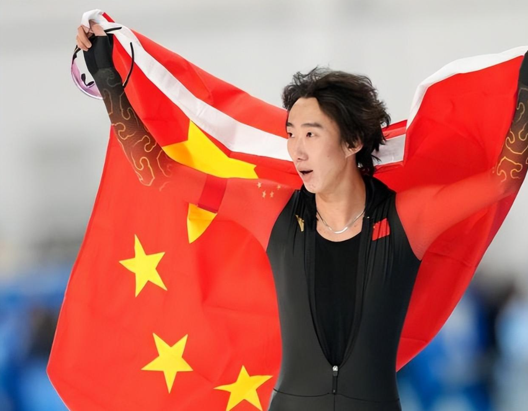 包含韩国击剑队示威的雄风，摘得银牌的词条