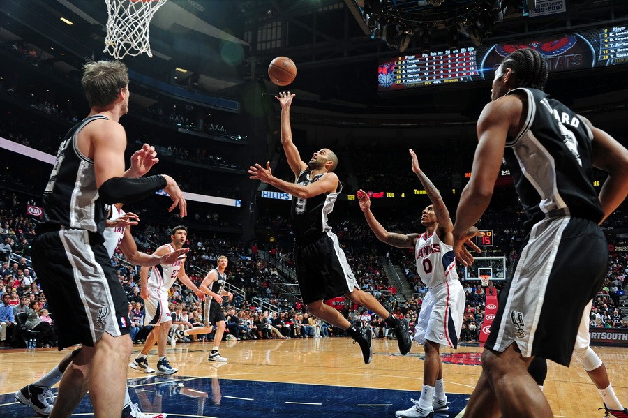 关于老鹰再胜马刺，取得三连胜的信息