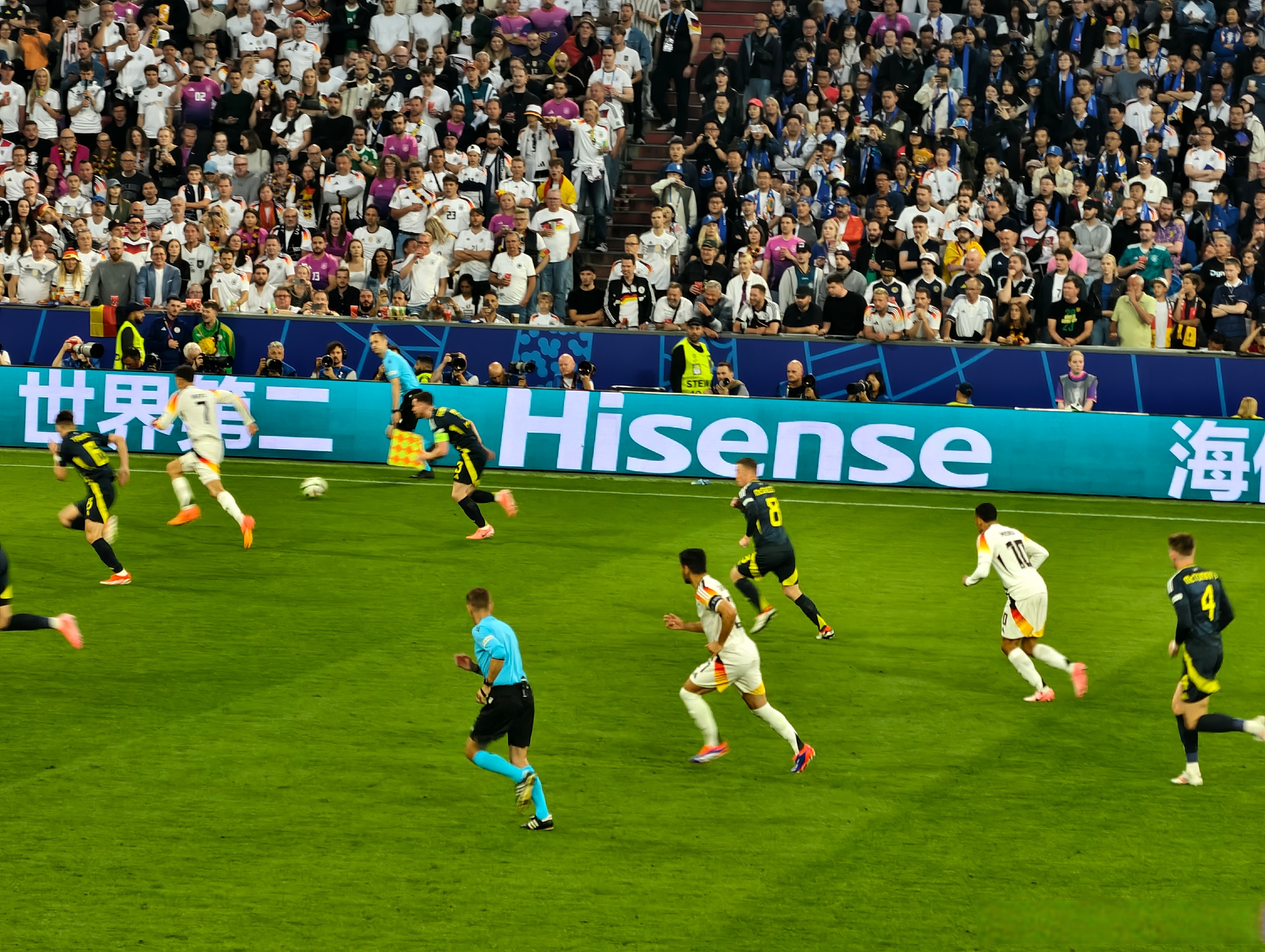 爱游戏在线-场面火爆！欧洲杯观众席沸腾不已的简单介绍