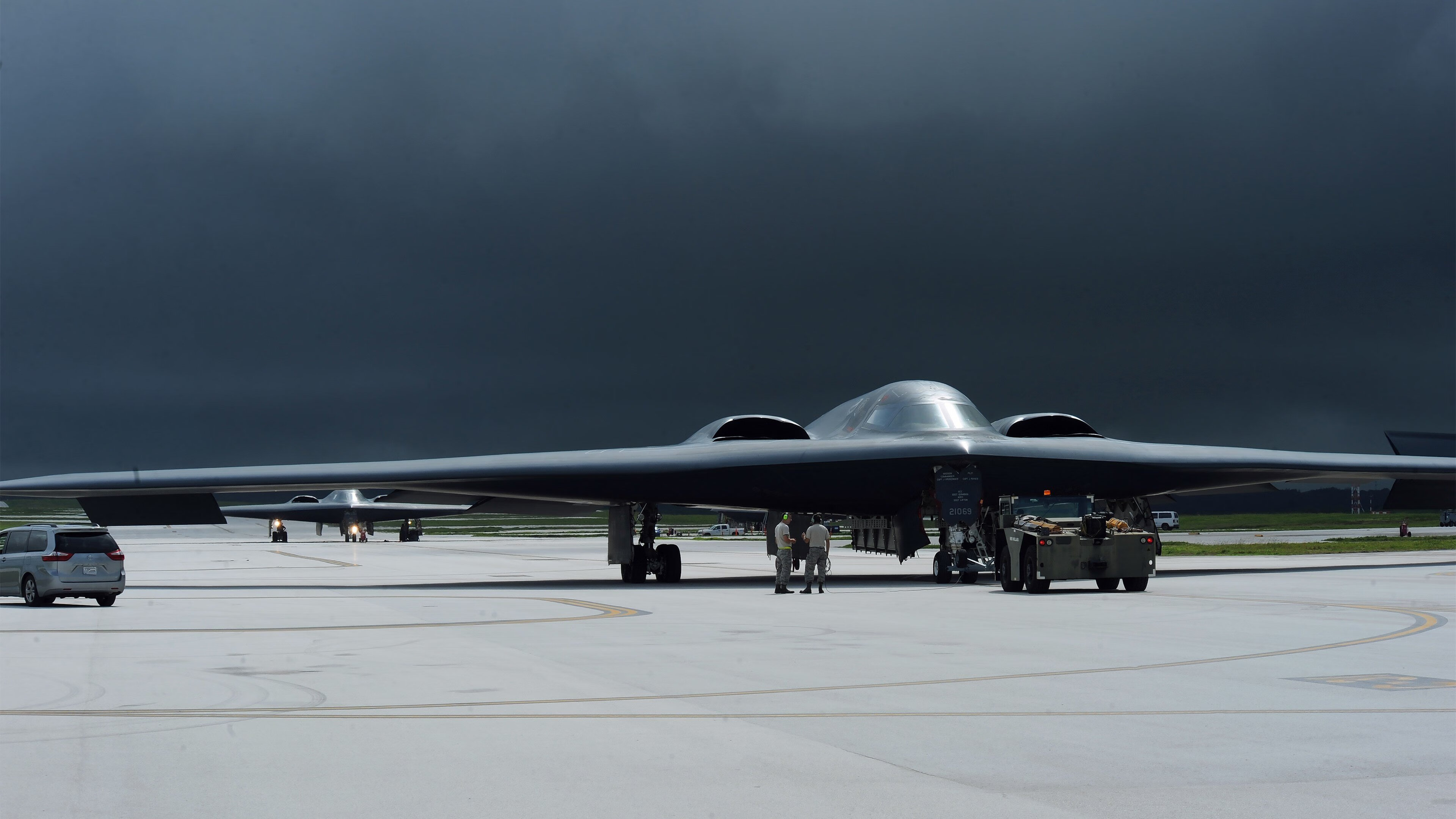 街道赛风云与绿茵场爆冷，F1焦点战与波兰淘汰切尔西的体育交响